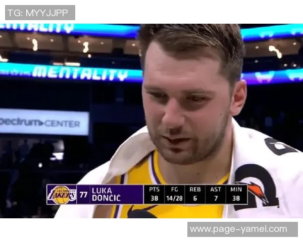 东契奇训练时单脚投三分球10米远险些命中引发里夫斯惊叹